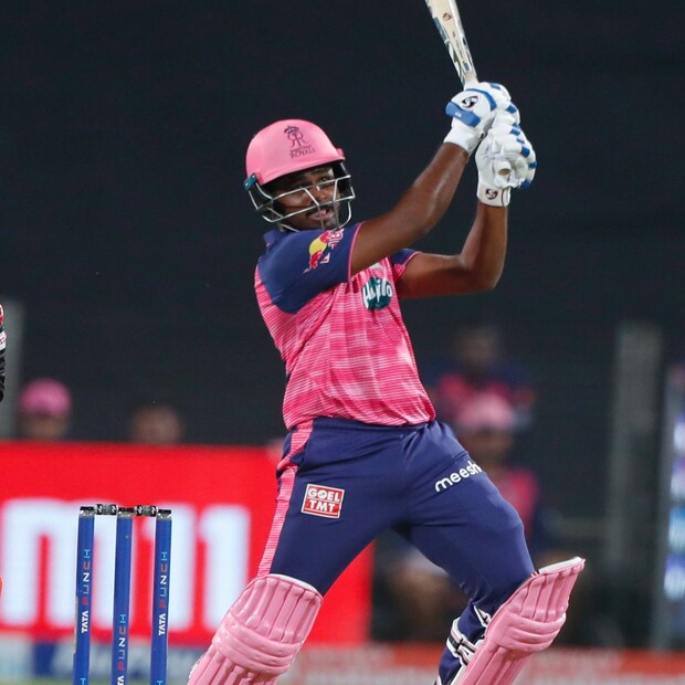  ഇപ്പോൾ നടന്നുവരുന്ന ന്യൂസിലാൻഡ് ഏ ടീമിനെതിരായ ഏകദിന പരമ്പരയിൽ ഇന്ത്യ എ ടീമിനെ നയിക്കുന്നത് സഞ്ജു സാംസണാണ്. ഈ മത്സരത്തിനായാണ് സഞ്ജു ചെന്നൈയിലെത്തിയത്. സഞ്ജുവിനൊപ്പം ഭാര്യയുമുണ്ട്. പരമ്പരയിലെ ആദ്യ മത്സരത്തിൽ ഇന്ത്യ വിജയം നേടിയിരുന്നു. ഏഴു വിക്കറ്റിന് ജയിച്ച മത്സരത്തിൽ സഞ്ജു 32 പന്തിൽ 29 റൺസെടുത്ത് പുറത്താകാതെ നിന്നു. മൂന്ന് മത്സരങ്ങളുള്ള ഏകദിന പരമ്പരയിൽ ഇന്ത്യ എ ടീം 1-0ന് മുന്നിലാണ്. രണ്ടാമത്തെ മത്സരം ഇന്ന് ചെപ്പോക്ക് സ്റ്റേഡിയത്തിൽ നടക്കുകയാണ്.