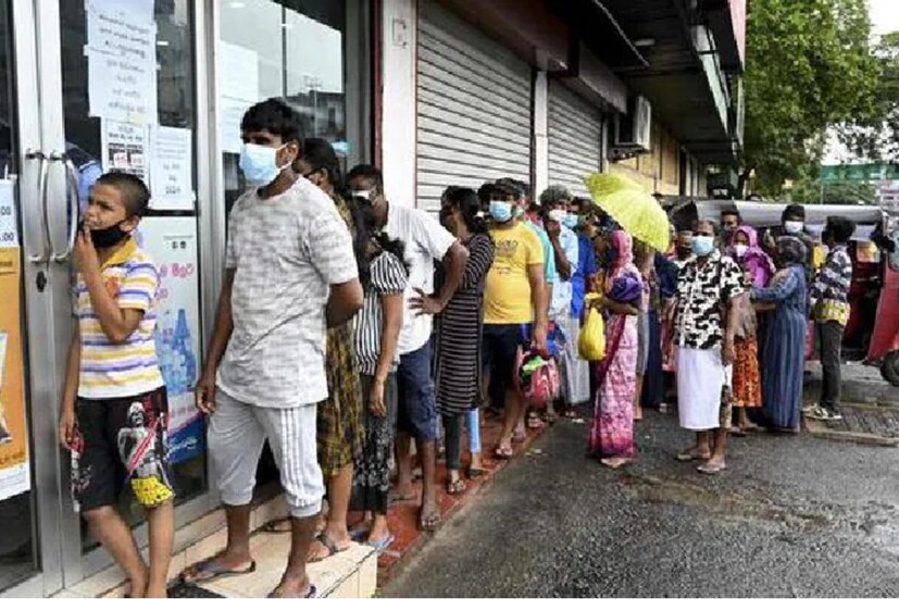  കൊളംബോ: ശ്രീലങ്കയിൽ (Srilanka Economic Crisis) വിദേശനാണയം ഇല്ലാത്തതിനാൽ അവശ്യവസ്തുക്കൾ ഇറക്കുമതി ചെയ്യാൻ കഴിയാതെ ക്ഷാമം രൂക്ഷമായതോടെ ജനം തെരുവിലിറങ്ങി. ശ്രീലങ്കൻ തലസ്ഥാനമായ കൊളംബോയിൽ പ്രസിഡന്‍റ് ഗോട്ടബയ രാജപക്സെ ഉടനടി രാജിവയ്ക്കണമെന്ന് ആവശ്യപ്പെട്ട് പ്രതിഷേധം കത്തിപ്പടരുകയാണ്. സാമ്പത്തിക പ്രതിസന്ധിക്ക് പരിഹാരം കണ്ടെത്താനായി ശ്രീലങ്കൻ രൂപയുടെ മൂല്യം 36 ശതമാനം സർക്കാർ കുറച്ചിരുന്നു. ഇതോടെ അവശ്യസാധനങ്ങളുടെ വില കുതിച്ചുയർന്നു. യുദ്ധകാലത്ത് പോലും കാണാത്ത പ്രതിസന്ധിയിൽ അരി കിലോയ്ക്ക് 448 ലങ്കൻ രൂപ (128 ഇന്ത്യൻ രൂപ) യാണ് വില. ഒരു ലിറ്റർ പാൽ വാങ്ങാൻ 263 (75 ഇന്ത്യൻ രൂപ) ലങ്കൻ രൂപയാവും.