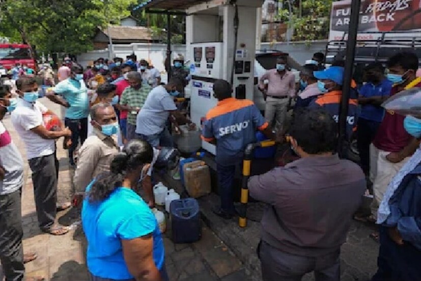  പെട്രോളിനും ഡീസലിനും 40 % വില വർധിച്ചതോടെ ഇന്ധനക്ഷാമം രൂക്ഷമായി. മണിക്കൂറുകളോളം കാത്തുകിടന്നു വാങ്ങേണ്ട പെട്രോൾ വില ലീറ്ററിന് 283 ശ്രീലങ്കൻ രൂപയും ഡീസലിന് 176 രൂപയുമാണ്. ഒരു ലീറ്റർ പാലിന് 263 രൂപയും ഒരു കിലോഗ്രാം അരിക്ക് 448 രൂപയുമാണ് വില. (1 ശ്രീലങ്കൻ രൂപ = 29 ഇന്ത്യൻ പൈസ). വൈദ്യുതനിലയങ്ങൾ അടച്ചുപൂട്ടിയതോടെ രാജ്യത്തൊട്ടാകെ ദിവസം ഏഴര മണിക്കൂർ പവർകട്ട് ഏർപ്പെടുത്തി.