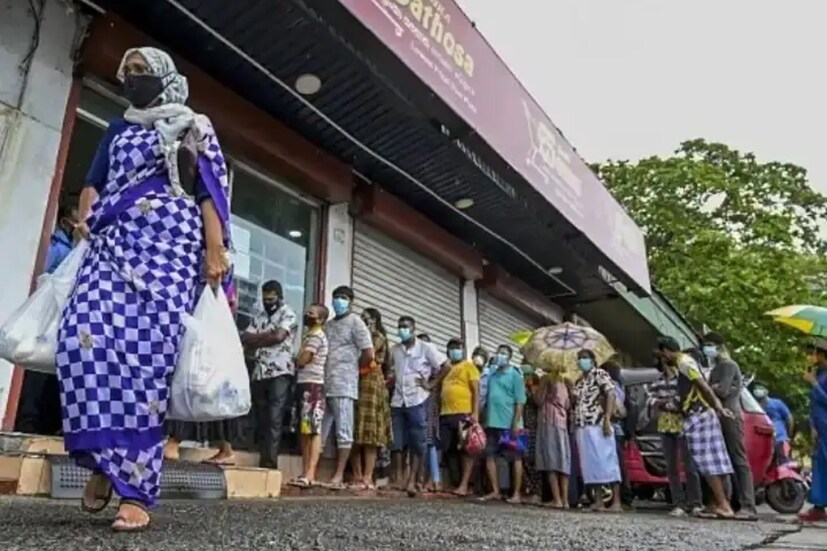  പതിറ്റാണ്ടുകൾക്കിപ്പുറം സാമ്പത്തികപ്രതിസന്ധിയിൽ തകർന്നടിഞ്ഞിരിക്കുകയാണ് ശ്രീലങ്കൻ സാമ്പത്തികമേഖല. വിദേശനാണയം തീർന്ന് രാജ്യം പ്രതിസന്ധിയിലായതോടെ അവശ്യസാധനങ്ങൾ ഇറക്കുമതി ചെയ്യാൻ നിവൃത്തിയില്ലാതെയായി. ഇപ്പോൾ അന്താരാഷ്ട്ര നാണ്യനിധിയുടെയും ഇന്ത്യയുടെയുമെല്ലാം സഹായം തേടിയിരിക്കുകയാണ് ശ്രീലങ്ക. ഐഎംഎഫിൽ നിന്ന് വായ്പ സംഘടിപ്പിക്കാനുള്ള നടപടികൾ ഉടൻ തുടങ്ങും. ഒരു ബില്യൺ ഡോളർ കടമായി ഇന്ത്യ ശ്രീലങ്കയ്ക്ക് നൽകിയേക്കുമെന്നാണ് ഏറ്റവും ഒടുവിൽ വരുന്ന റിപ്പോർട്ടുകൾ. ധനമന്ത്രി ബേസിൽ രാജപക്സെ ഡൽഹിയിലെത്തി പ്രധാനമന്ത്രി നരേന്ദ്രമോദിയെ കണ്ടിരുന്നു. ഈ വർഷം ഇത് വരെ 140 കോടി ഡോളർ സഹായമാണ് ഇന്ത്യ ശ്രീലങ്കയ്ക്ക് നൽകിയത്.