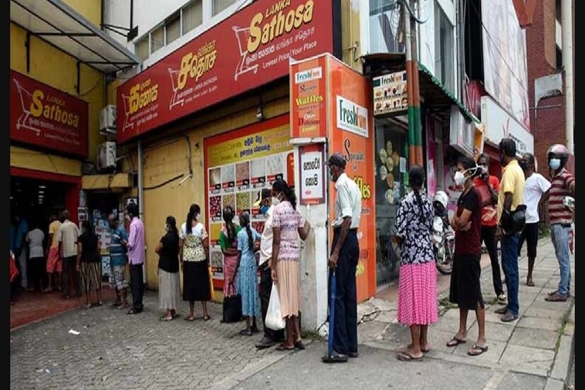  <strong>തെരുവിലിറങ്ങി ജനം- </strong> കൊളംബോയിൽ പ്രസിഡന്റ് ഗോട്ടബയ രാജപക്സെക്കെതിരെ കടുത്ത പ്രതിഷേധമാണ് പൊട്ടിപ്പുറപ്പെട്ടിരിക്കുന്നത്. രാജപക്സെ ഉടനടി രാജി വയ്ക്കണമെന്നാവശ്യപ്പെട്ട് പതിനായിരക്കണക്കിന് പേരാണ് തെരുവിൽ അണിനിരന്നത്. പ്രതിപക്ഷപാർട്ടിയായ യുണൈറ്റഡ് പീപ്പിൾസ് ഫോഴ്സിന്‍റെ നേതൃത്വത്തിലാണ് പ്രതിഷേധം. സർക്കാരിനെ താഴെ വീഴ്ത്താനുള്ള ആഹ്വാനമായി പ്രതിഷേധങ്ങൾക്ക് നേതൃത്വം നൽകുന്നത് പ്രതിപക്ഷനേതാവ് സജിത് പ്രേമദാസയാണ്. ''രണ്ട് വർഷമായി നിങ്ങൾ ഈ ദുരിതമനുഭവിക്കുന്നു. ഇനിയും സഹിക്കാനാകുമോ?''എന്ന ബാനറുകളും ഫ്ലക്സുകളുമായാണ് ജനം തെരുവിലെത്തിയിരിക്കുന്നത്. പ്രസിഡന്റിന്റെ ഓഫീസിലേക്ക് കയറാൻ ശ്രമിച്ച പ്രതിഷേധക്കാരും പൊലീസും ഏറ്റുമുട്ടി ഒട്ടേറെപ്പേർക്ക് പരിക്കേറ്റു.