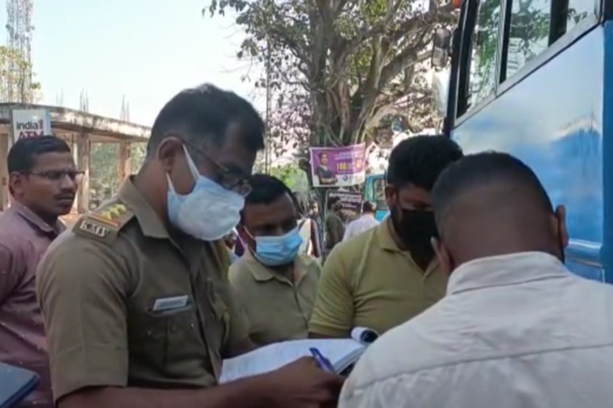  ബസ്സ് ആളുകളെ ഇറക്കിക്കയറ്റി മുന്നോട്ട് എടുക്കുന്ന സമയത്ത് മുൻ വാതിലിലൂടെ പെൺകുട്ടി പുറത്തേക്ക് വീഴുക ആയിരുന്നു. ബസ്സ് അപ്പോൾ തന്നെ നിർത്തുകയും ചെയ്തു. ബസിന് ഡ്രൈവർക്ക് നിയന്ത്രിക്കാൻ പറ്റുന്ന ഓട്ടോമാറ്റിക് വാതിൽ ആണ് ഉള്ളത്. ആളുകൾ ഇറങ്ങി കയറിയ ശേഷം വാതിൽ അടച്ച ശേഷം വേണം ഡ്രൈവർ വാഹനം മുന്നോട്ട് എടുക്കാൻ. എന്നാൽ ഇവിടെ അങ്ങനെ ഉണ്ടായില്ല എന്നത് ആണ് ദൃശ്യങ്ങളിൽ നിന്ന് തന്നെ വ്യക്തമാകുന്നത്. അടുത്തുള്ള ഒരു സിസിടിവി ക്യാമറയിൽ ദൃശ്യങ്ങൾ വ്യക്തമായി ലഭിച്ചിരുന്നു. ഇത് പരിശോധിച്ചതോടെ ആണ് മോട്ടോർ വാഹന വകുപ്പും കർശന നടപടി എടുത്തത്.