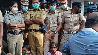 സുരേഷിന്റേത് കസ്റ്റഡി മരണമാണെന്ന് ആരോപിച്ച് ബന്ധുക്കൾ പൊലീസ് സ്റ്റേഷന് മുന്നിൽ പ്രതിഷേധിക്കുന്നു