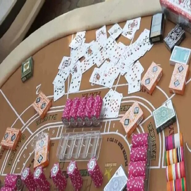   അതേസമയം നിലവിലെ സാമ്പത്തിക വർഷം കഴിയുന്നതിന് ശേഷമാണ് നിരോധനം പ്രാബല്യത്തിൽ വരിക. ജൂലൈ മധ്യത്തോടെയാണ് നിലവിലെ സാമ്പത്തിക വർഷം നേപ്പാളിൽ അവസാനിക്കുന്നത്. ആഡംബര വസ്തുക്കൾ ഇറക്കുമതി ചെയ്യുന്നതിനായി വായ്പ നൽകരുതെന്ന് വാണിജ്യ ബാങ്കുകൾക്ക് നേരത്തെ സെൻട്രൽ ബാങ്ക് നിർദേശം നൽകിയിരുന്നു. ഏപ്രിൽ ആദ്യവാരത്തിൽ സെൻട്രൽ ബാങ്ക് ഉത്തരവിട്ടത്. മദ്യം, സിഗരറ്റ്, ടുബേക്കോ ഉൽപ്പന്നങ്ങൾ, വജ്രങ്ങൾ, മൊബൈൽ ഫോണുകൾ, കളർ ടെലിവിഷൻ സെറ്റുകൾ, എസ്‌യുവികൾ, കാറുകൾ, വാനുകൾ, മോട്ടോർസൈക്കിളുകൾ, ടോയ്‌സ്, പ്ലേയിങ് കാർഡുകൾ എന്നിവയുടെ ഇറക്കുമതിയാണ് നിരോധിച്ചത്.