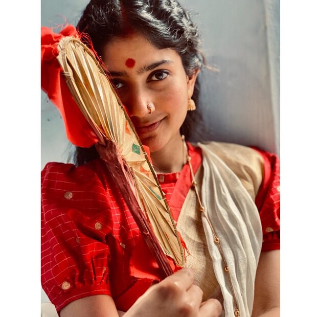  ആരാധകന്റെ ആവശ്യം സന്തോഷത്തോടെ സമ്മതിച്ച സായ് പല്ലവി അദ്ദേഹത്തിനെ ചേർത്ത് നിർത്തി ഫോട്ടോയ്ക്കും പോസ് ചെയ്തു. ഈ ചിത്രമാണ് ഇന്റർനെറ്റിൽ വൈറലായിരിക്കുന്നത്.