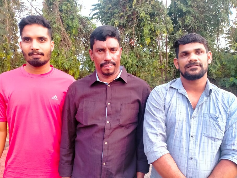  കോഴിക്കോട്: കസ്റ്റംസിനെ വെട്ടിച്ച് കരിപ്പൂര്‍ വിമാനത്താവളത്തിന് (Kozhikode International Airport)പുറത്തു കടത്തിയ സ്വർണ്ണം (Gold Smuggling) പോലീസ് പിടികൂടി.   കരിപ്പൂർ വിമാനത്താവളത്തിന് മുൻപിലെ എയിഡ് പോസ്റ്റിൽ നടത്തിയ പരിശോധനയിലാണ് രണ്ടര കിലോ സ്വര്‍ണം  പൊലീസ് പിടികൂടിയത്.