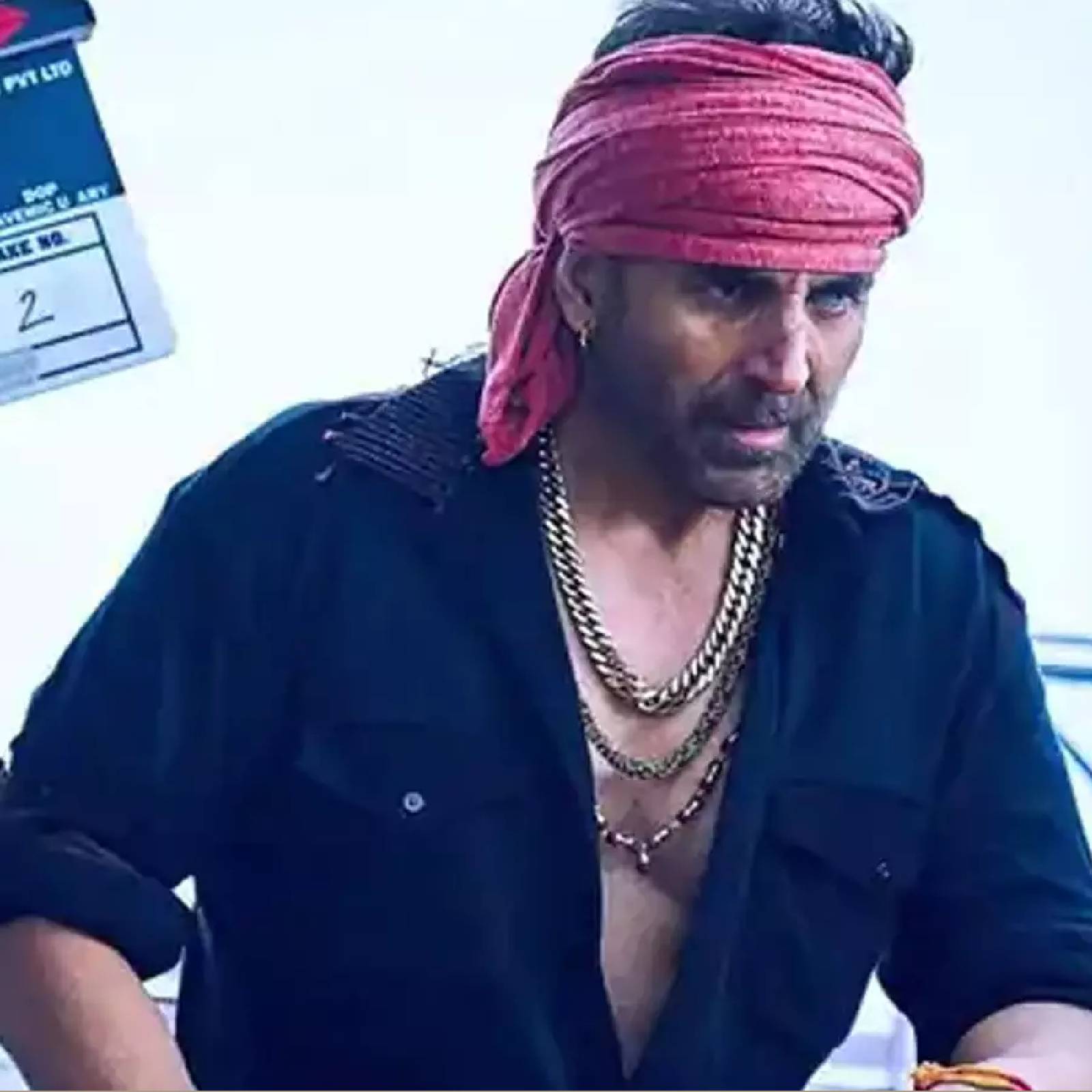  ഫോട്ടോയിൽ രണ്ട് കുട്ടികളും രണ്ട് സ്ത്രീകളും അടങ്ങുന്നവരുടെ അടുത്തായി, വീടിന്റെ മതിലിന് പിന്നിൽ നടൻ വിശ്രമിക്കുകയാണ്. ഒലിവ് പച്ച ഷർട്ടും ചാരനിറത്തിലുള്ള പാന്റും ഷൂസുമാണ് അക്ഷയ് ധരിച്ചിരുന്നത്. നീണ്ട മുടിയും താടിയും കൂടതെ കഴുത്തിൽ ഒരു മാലയും കാണാം. ഫോട്ടോയിൽ താരം ഒരു കപ്പ് കയ്യിൽ പിടിച്ചിരുന്നു. ഈ ചിത്രം മലയാളി പ്രേക്ഷകർ ഉൾപ്പെടെ കയ്യടിച്ച പ്രശസ്ത തെന്നിന്ത്യൻ സിനിമയുടെ റീമേക്ക് ആണ് (തുടർന്ന് വായിക്കുക)