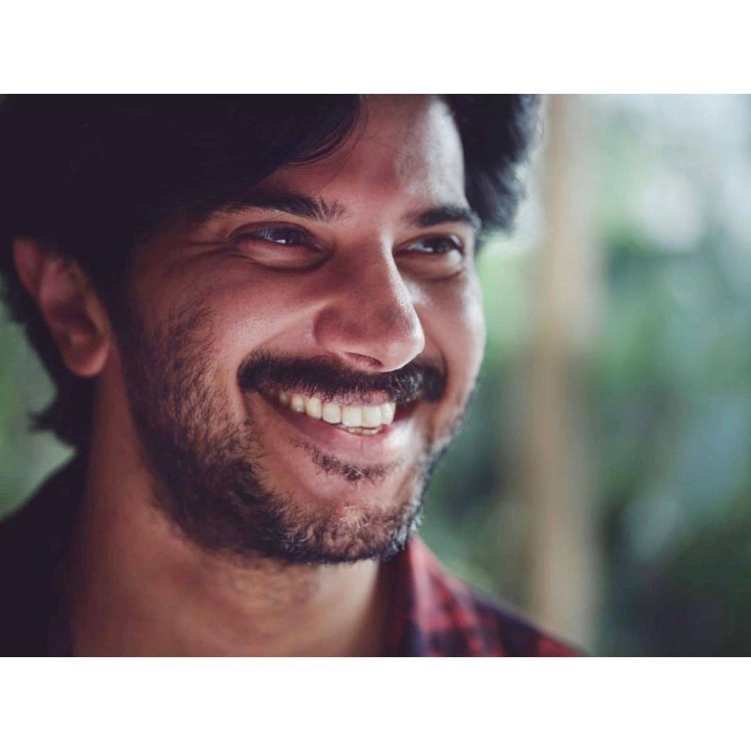  ദുല്‍ഖര്‍ സല്‍മാന്റെ വരാനിരിക്കുന്ന ചിത്രമാണ് സീതാരാമം. രശ്മിക മന്ദാനയും മൃണാള്‍ താക്കൂര്‍ എന്നിവരും ചിത്രത്തില്‍ ഒന്നിക്കുന്നുണ്ട്. കൂടാതെ വെബ് സീരീസിലും ദുല്‍ഖര്‍ തുടക്കം കുറിക്കുകയാണ്. ഗണ്‍സ് & ഗുലാബ്‌സ് എന്ന വെബ് സീരീസ് നറ്റ്ഫ്‌ലിക്‌സില്‍ സ്ട്രീം ചെയ്യും