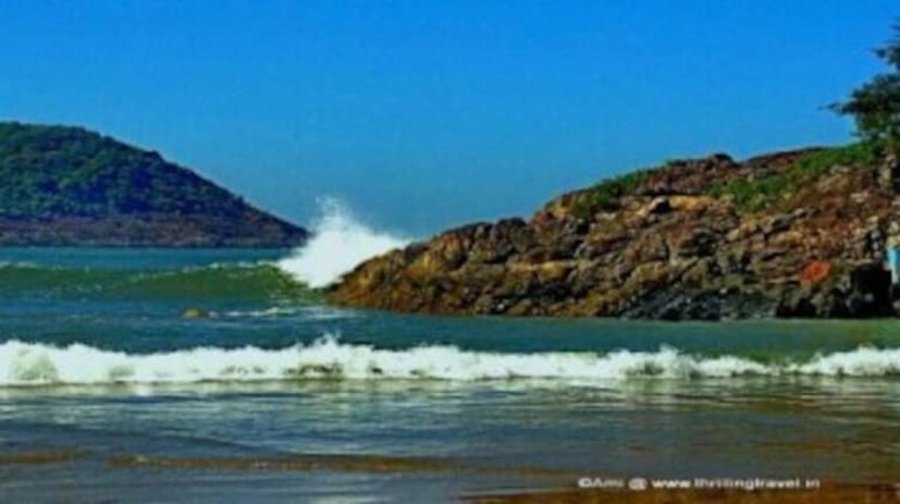  ഗോവയില്‍ നിന്ന് വളരെ അടുത്താണ് ഗോകര്‍ണ സ്ഥിതി ചെയ്യുന്നത്. ശാന്തമായ കടല്‍ത്തീരങ്ങളും ശാന്തമായ തിരമാലകളുമുള്ള ഗോകര്‍ണ ബീച്ച് ഈ വര്‍ഷം സന്ദര്‍ശിക്കാന്‍ പറ്റിയ മികച്ച സ്ഥലം തന്നെയായിരിക്കും. കര്‍ണാടകയിലാണ് ഗോകര്‍ണ ബീച്ച് സ്ഥിതി ചെയ്യുന്നത്. പ്രശസ്തമായ ഒരു ശിവക്ഷേത്രവും ഇവിടെയുണ്ട്. ഹാഫ് മൂണ്‍, ഓം, പാരഡൈസ് തുടങ്ങിയ ബീച്ചുകളിലെ സൂര്യാസ്തമയ കാഴ്ചകളും അതിമനോഹരമാണ്.