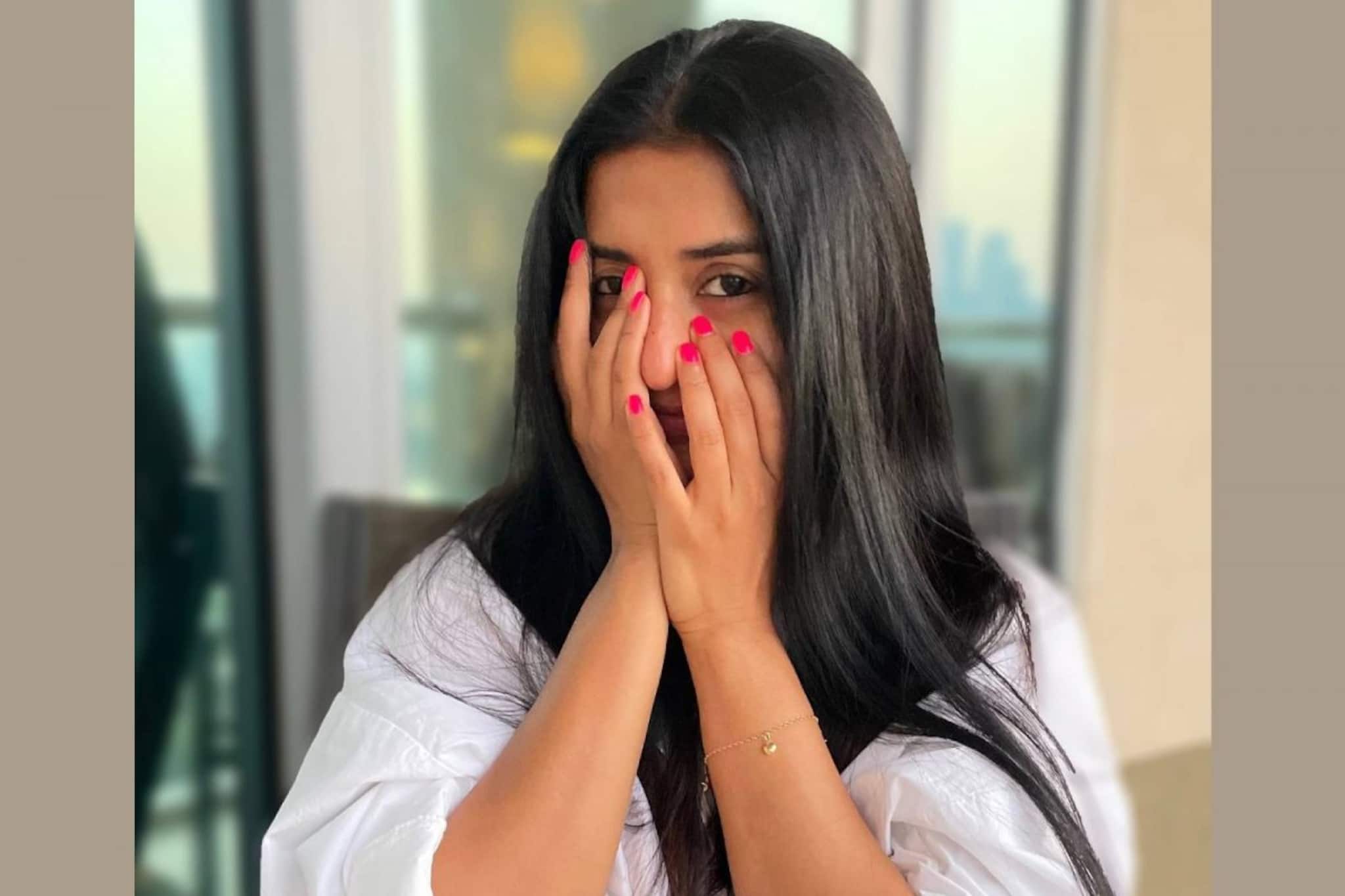 കൈകൾ കൊണ്ട് മുഖം പൊത്തി മലയാളികളുടെ പ്രിയ നായികയുടെ ക്യൂട്ട് ചിത്രം