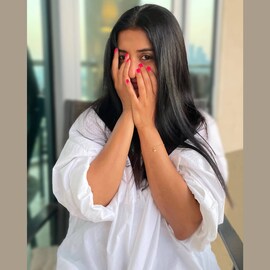 കൈകൾ കൊണ്ട് മുഖം പൊത്തി മലയാളികളുടെ പ്രിയ നായികയുടെ ക്യൂട്ട് ചിത്രം