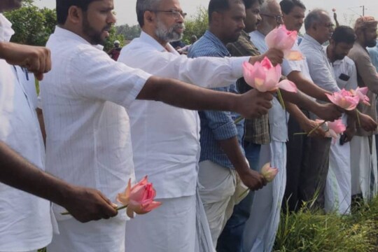 
കെ-റെയിൽ  വിരുദ്ധ സമരത്തിനിടയിൽ ബിജെപിയുമായുണ്ടാക്കിയ അവിശുദ്ധ സഖ്യത്തെക്കുറിച്ച് ലീഗ് നേതൃത്വം വ്യക്തമാക്കണമെന്ന് സിപിഎം. ആറന്മുള വിമാനത്താവള സമരത്തിൽ ബിജെപിക്കൊപ്പം  വി.എസ്.അടക്കമുള്ള സിപിഎം നേതാക്കൾ പങ്കെടുത്തത് ചൂണ്ടിക്കാട്ടി ബിജെപി