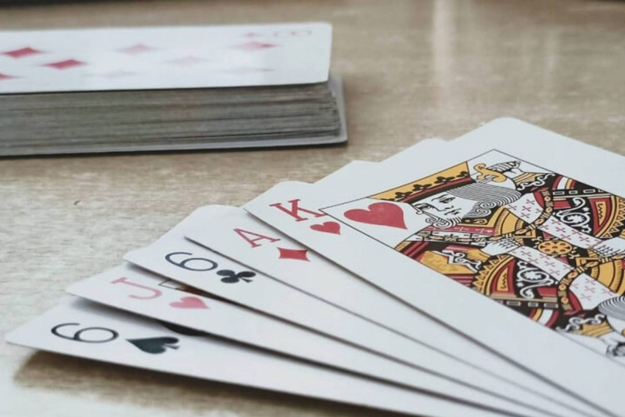 Arrest |ആറ് ലക്ഷത്തോളം രൂപയുമായി ചീട്ടുകളി സംഘം പിടിയിൽ 