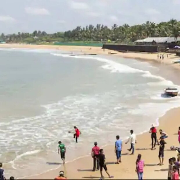  വടക്കന്‍ ഗോവയിലെ ബീച്ചുകളിലെ രാത്രികാല പരിപാടികളും പാർട്ടികളും ഏറെ പ്രശസ്തമാണ്. കലാന്‍ഗുട്ട്, ബാഗ, കണ്ടോലിം, അഞ്ജുന തുടങ്ങിയ ബീച്ചുകള്‍ അടുത്തടുത്തായാണ് ഉള്ളതെങ്കിലും ഇവിടങ്ങളില്‍ എപ്പോഴും നല്ല തിരക്ക് അനുഭവപ്പെടാറുണ്ട്. ഗോവയുടെ തെക്ക് ഭാഗം വളരെ ശാന്തമാണ്. ആളുകള്‍ക്ക് ശാന്തമായി പുസ്തകങ്ങള്‍ വായിച്ചിരിക്കാനും വിശ്രമിക്കാനും പറ്റിയ ഇടം. മോബോര്‍, വര്‍ക, ബെനൗലിം തുടങ്ങിയവ ഇത്തരത്തിലുള്ള ബീച്ചുകളാണ്.