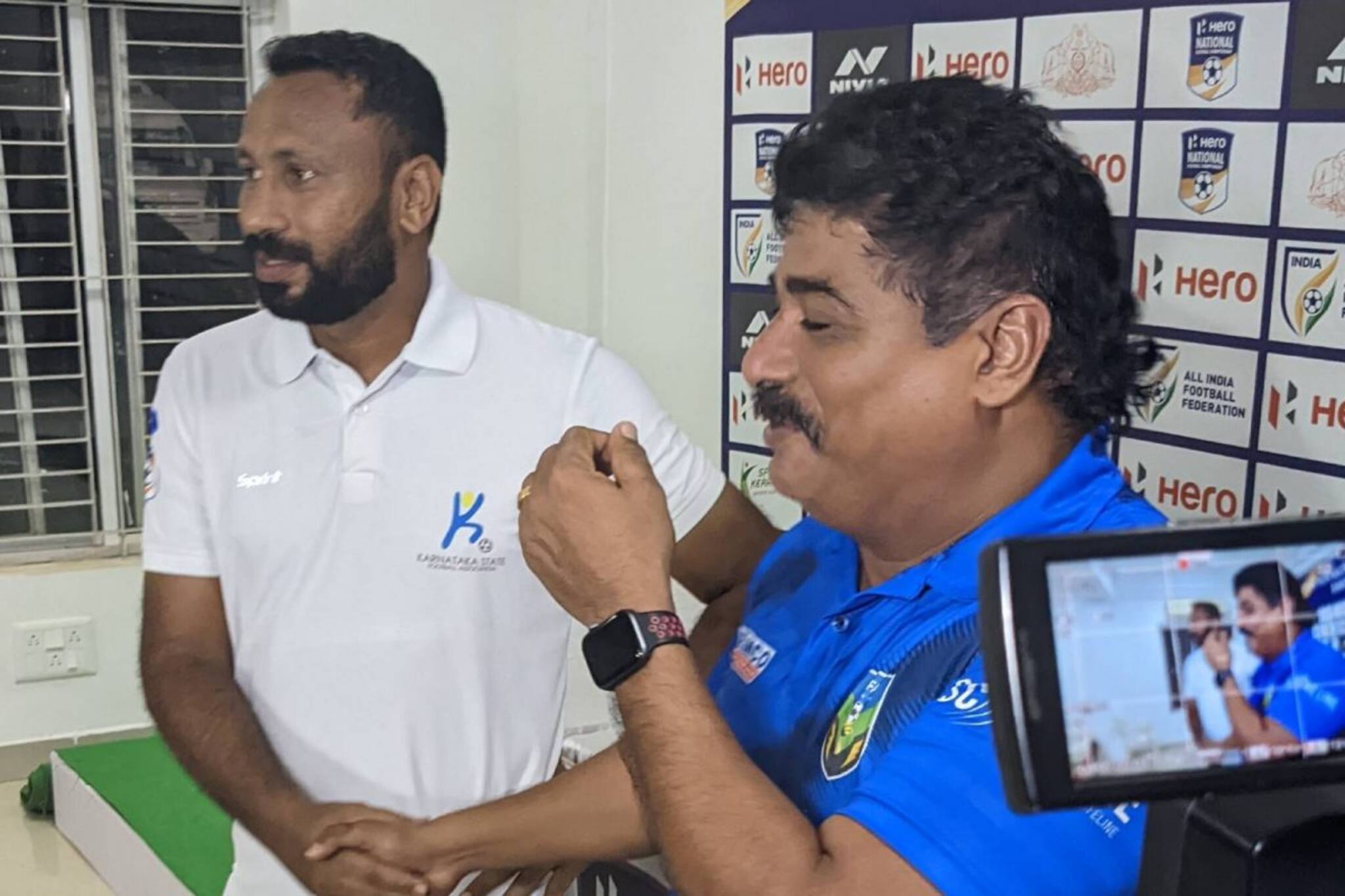 മത്സര ശേഷം കർണാടക കോച്ച് വിബി തോമസിനെ ചേർത്തു പിടിച്ച് കേരള പരിശീലകൻ ബിനോ ജോർജ് 