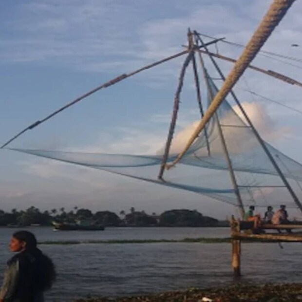  സ്വാദിഷ്ടമായ ഭക്ഷണം, പുരാതനമായ ബീച്ചുകള്‍, പ്രകൃതിഭംഗി എന്നിവയെല്ലാം ഒത്തു ചേർന്ന സ്ഥലമാണ് നമ്മുടെ സ്വന്തം കൊച്ചിയിലെ ബീച്ചുകൾ. ഫോര്‍ട്ട് കൊച്ചി ബീച്ച് ആളുകള്‍ക്ക് പ്രിയപ്പെട്ട ഇടമാണ്. എല്ലാ വര്‍ഷവും ഡിസംബര്‍ അവസാന വാരം കൊച്ചി ബീച്ച് കാര്‍ണിവലും ഇവിടെ വെച്ചാണ് നടക്കുന്നത്. പുതുവൈപ്പ്, പുത്തന്‍തോട്, കുഴുപ്പിള്ളി തുടങ്ങിയവ കൊച്ചിയിലെ മറ്റ് ബീച്ചുകളാണ്.