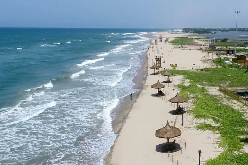  പുതുച്ചേരി എന്നറിയപ്പെടുന്ന പോണ്ടിച്ചേരി പഴയ ഫ്രഞ്ച് കോളനിയായിരുന്നു. തമിഴ്‌നാടിനോട് ചേർന്ന് സ്ഥിതി ചെയ്യുന്ന സ്ഥലമാണിത്. പോണ്ടി'എന്ന് വിളിക്കുന്ന ഈ സ്ഥലം ' ഫ്രഞ്ച് റിവിയേറ ഓഫ് ദ ഈസ്റ്റ്' എന്നും അറിയപ്പെടുന്നു. പോണ്ടിയുടെ കിഴക്ക് വശത്തുള്ള തീരപ്രദേശത്ത് നിരവധി ബീച്ചുകളുണ്ട്. ഇവിടുത്തെ സര്‍ഫിംഗ് വളരെ പ്രശസ്തമാണ്.