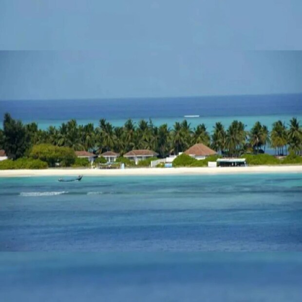  5. ലക്ഷദ്വീപ് ബീച്ചുകൾ ഇഷ്ടപ്പെടുന്നവർ തീർച്ചയായും കണ്ടിരിക്കേണ്ട മറ്റൊരിടമാണ് ലക്ഷദ്വീപ്. ഇന്ത്യയിലെ മറ്റൊരു കേന്ദ്രഭരണപ്രദേശമാണ് ലക്ഷദ്വീപ്. കടമത്ത് ദ്വീപ്, മിനിക്കോയ്, കവരത്തി തുടങ്ങിയ മിനി ദ്വീപുകള്‍ ലക്ഷദ്വീപിലുണ്ട്. കടലിന്റെ അടിത്തട്ട് വരെ കാണാന്‍ സാധിക്കുന്ന അതി മനോഹരമായ നീലക്കടലാണ് ഇവിടേയ്ക്ക് സഞ്ചാരികളെ ആകര്‍ഷിക്കുന്നത്