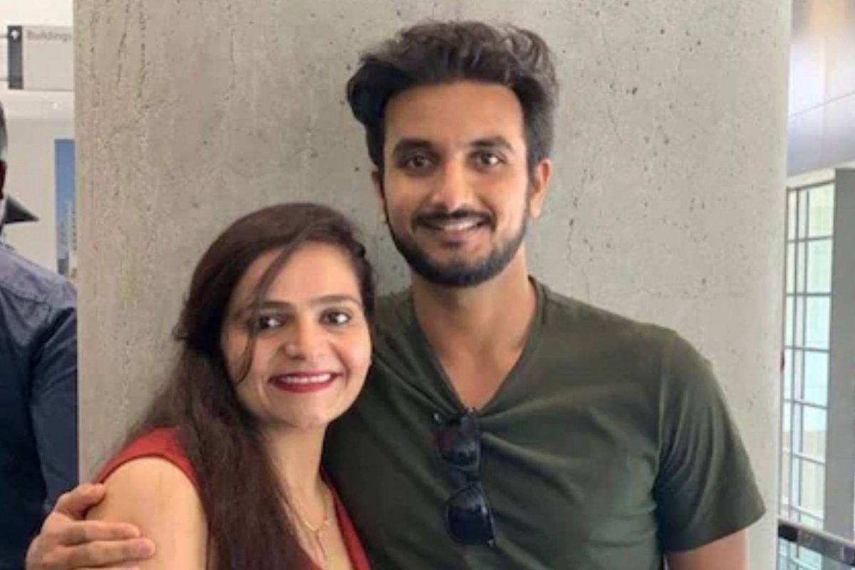 രോഗബാധിതയായി ഏപ്രില്‍ 9നാണ് ഹര്‍ഷലിന്റെ സഹോദരി അര്‍ച്ചിത പട്ടേല്‍ മരണത്തിന് മുന്‍പില്‍ കീഴടങ്ങിയത്.