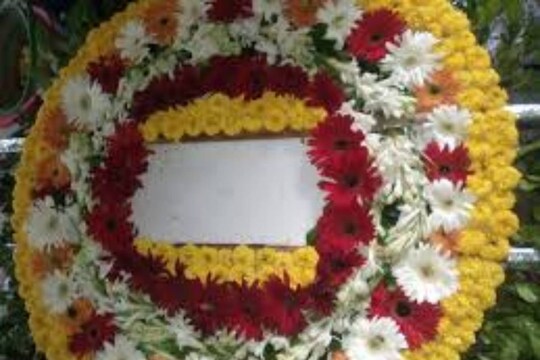 വീടിന്റെ മുന്‍ഭാഗത്തും പിന്‍ ഭാഗത്തും ഓരോ റീത്ത് ആണ് കണ്ടെത്തിയത്.