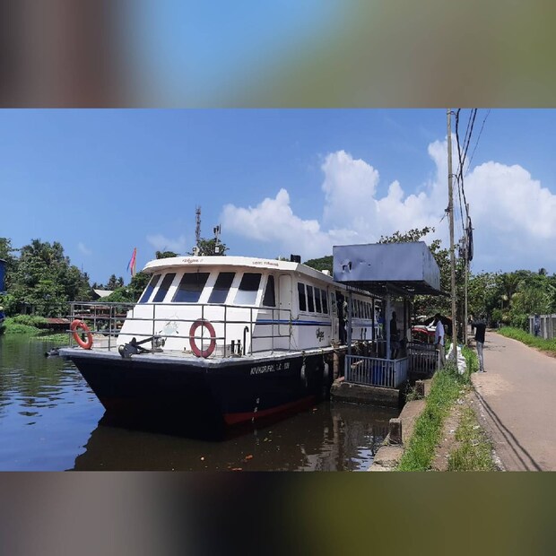  പാതിരാമണലില്‍ കാണാന്‍ നിരവധി കാഴ്ചകള്‍.. വേമ്പനാട്ടു കായലിനു നടുവിൽ സ്ഥിതി ചെയ്യുന്ന പത്ത് ഏക്കറോളം വിസ്തൃതമായ ഒരു ദ്വീപാണ് പാതിരാമണൽ. വിവിധയിനം പക്ഷികളുടെ വാസസ്ഥലം കൂടിയാണിവിടം.പലനാടുകളിൽ നിന്നും വന്നു കുടിയേറിപ്പാർത്ത അപൂർവയിനം പക്ഷികളും ഇവിടെ ധാരാളമായി കാണാറുണ്ട്.  നാലുഭാഗത്തും ജലം നിറഞ്ഞ ഈ ദ്വീപിലെ കാഴ്ചകൾ ഏറെ സുന്ദരമാണ്. കുമരകത്തെ കാഴ്ചകളിൽ പാതിരാമണലിന്റെ മനോഹാരിത കൂടിയുണ്ടെങ്കിൽ, യാത്ര കൂടുതൽ സുന്ദരമാകും.