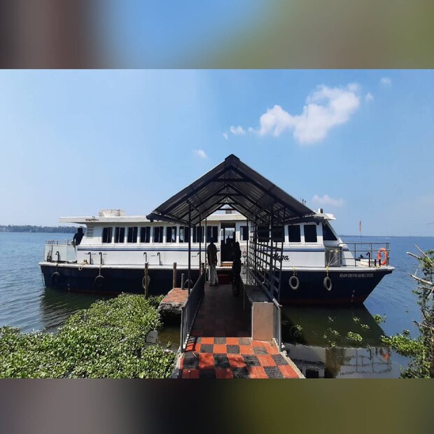  മുഹമ്മ-പാതിരാമണല്‍ (10.30,11.45) മുഹമ്മയിൽ നിന്നു മണിയാപറമ്പിലേക്കുള്ള സർവീസ് ബോട്ട്. 10:30, 11:45 എന്നീ സമയത്തുള്ള ബോട്ട് പാതിരാമണൽ വഴി സർവീസ് നടത്തും. ഈ ബോട്ടിൽ മുഹമ്മയിൽ നിന്നു കയറിയാൽ പാതിരാമണലിൽ ഇറങ്ങാം. വിനോദസഞ്ചാരികളെ ഇറക്കിയ ശേഷം സാധാരണ യാത്രക്കാരുമായി ബോട്ട് മണിയാപറമ്പിലേക്കു പോകും. തിരിച്ചുള്ള സർവീസ് ഒരു മണിക്കൂറിനു ശേഷം പാതിരാമണലിൽ എത്തും. ഇതിൽ സഞ്ചാരികൾക്കു മുഹമ്മയിൽ തിരിച്ചെത്താം.