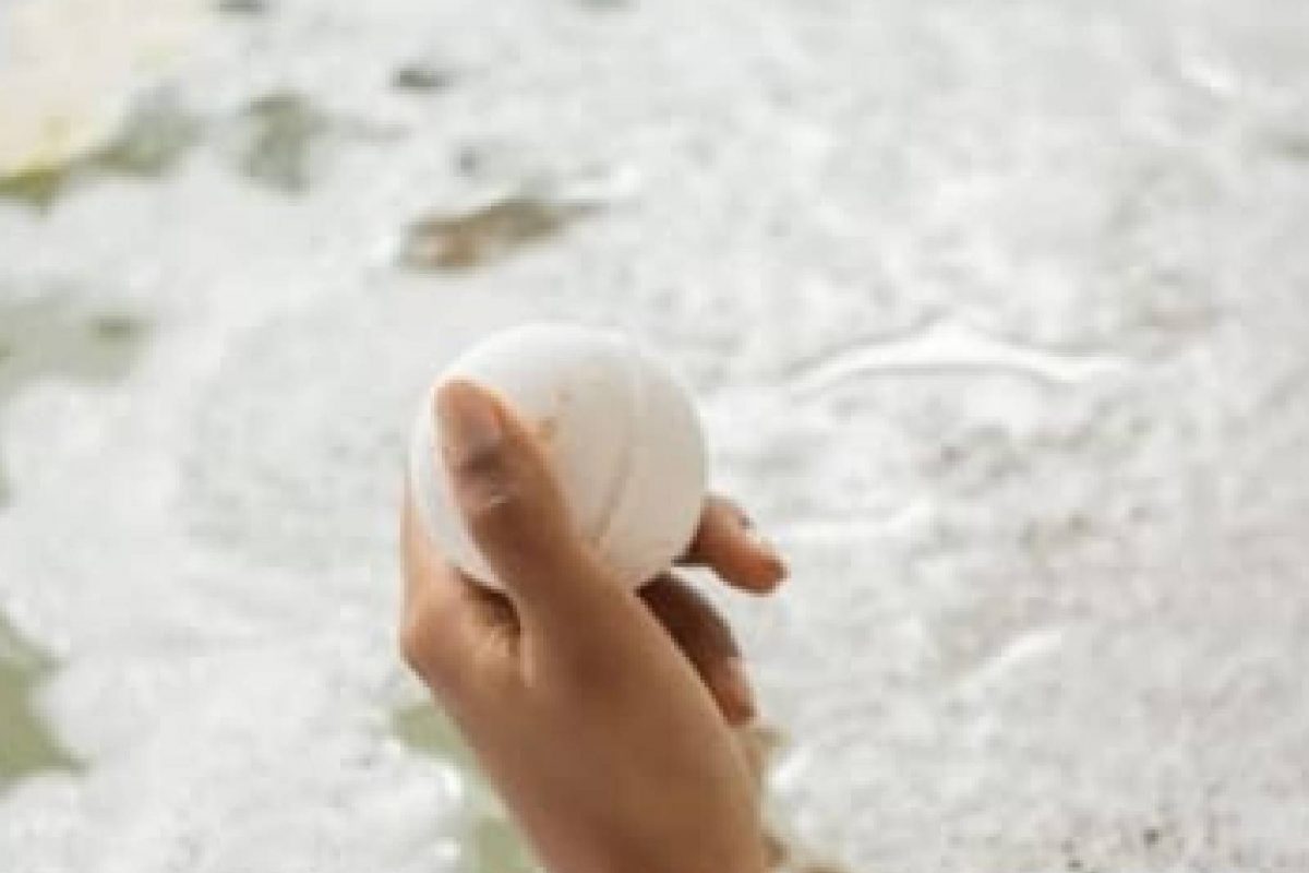 എന്താണ് ബാത്ത് ബോംബ്? നിങ്ങളുടെ ത്വക്കിന് ഇത് ​ഗുണം ചെയ്യുമോ?