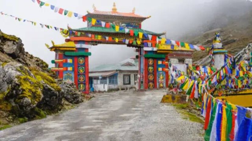  <strong>ദാംരോ, അരുണാചൽ പ്രദേശ് (Damro, Arunachal Pradesh): </strong> സ്വർഗത്തിലേക്കുള്ള പാതയെന്ന് ദാംരോയോ വിശേഷിപ്പിക്കുന്നവരുണ്ട്. മുളകളാൽ തീർത്ത വീടുകൾ, ആടിയുലയുന്ന തൂക്കുപാലങ്ങൾ, പ്രദേശവാസികളുടെ ജീവിതശൈലി എന്നിവയെല്ലാം ഇവിടെയെത്തുന്ന സഞ്ചാരികളെ ആകർഷിക്കുന്നു. നാ​ഗരിക സംസ്കാരത്തിൽ വീർപ്പു മുട്ടി, ഒരു മാറ്റം ആ​ഗ്രഹിക്കുന്നവർക്കുള്ള മികച്ചൊരു ഓപ്ഷനാണ് ദാംരോ. ഇന്ത്യയിൽ നിർബന്ധമായും കണ്ടിരിക്കേണ്ട സ്ഥലങ്ങളിൽ ഒന്നു കൂടിയാണ് ഇത്. വിളവെടുപ്പിന് തയ്യാറായി നിൽക്കുന്ന ക‍ൃഷിയിടങ്ങളും വലിയ പുൽമേടുകളും സ്വൈര്യമായി വിഹരിക്കുന്ന കാട്ടുപോത്തുകളുമെല്ലാം ഇവിടുത്തെ പ്രധാന ആകർഷണങ്ങളാണ്. ഒക്ടോബറിനും മെയ് മാസത്തിനും ഇടയിലുള്ള സമയമാണ് ദാംരോ സന്ദർശിക്കാൻ അനുയോജ്യം. അരുണാചൽ പ്രദേശിലെ ഏറ്റവും നീളം കൂടിയ തൂക്കുപാലവും ഇവിടെയാണ്. ആദി പദം ഗോത്രവർഗക്കാർ താമസിക്കുന്ന സ്ഥലത്തിന് അടുത്താണ് യംനെ നദിക്ക് കുറുകെയുള്ള ഈ മനോഹരമായ പാലം. സഞ്ചാരികൾക്ക് വിശ്രമിക്കാനും പ്രകൃതിഭം​ഗ ആസ്വദിക്കാനും കഴിയുന്ന മുളയിൽ നിർമിച്ച നിരവധി കോട്ടേജുകളുണ്ട് ഇവിടെ. പരമ്പരാഗത റൈസ് ബിയറായ അപോങും ഇവിടെ ലഭിക്കും. (Image Credits: Shutterstock)