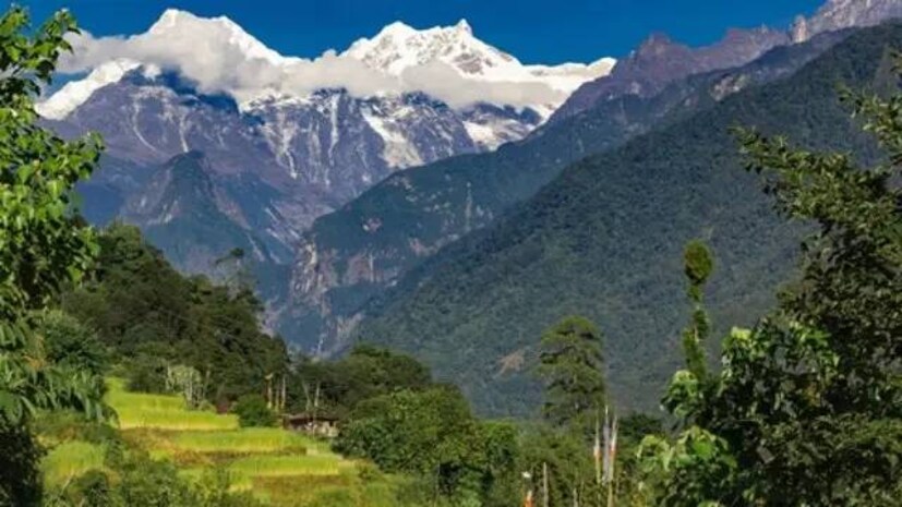  <strong>സോംഗു, വടക്കൻ സിക്കിം (Dzongu, North Sikkim):</strong> പച്ചപ്പു നിറഞ്ഞ പ്രദേശങ്ങളും പർവതങ്ങളും നിറഞ്ഞ സോംഗു ഗാങ്ടോക്കിൽ നിന്നും 49 കിലോമീറ്റർ അകലെയുള്ള ഒരു ​ഗ്രാമമാണ്. ലെപ്ച ​ഗോത്രവിഭാ​ഗം താമസിക്കുന്ന സ്ഥലം കൂടിയാണ് ഇവിടം. തടാകങ്ങൾ, കുതിച്ചുപായുന്ന വെള്ളച്ചാട്ടങ്ങൾ, ചെറിയ ആശ്രമം, ടീസ്ത നദിക്ക് കുറുകെയുള്ള മുളപ്പാലം തുടങ്ങിയവയെല്ലാം ഇവിടുത്തെ പ്രധാന ആകർഷണങ്ങളാണ്. സഞ്ചാരികൾക്കായി ഹോം സ്റ്റേ സൗകര്യവും ലഭ്യമാണ്. ​ഇവിടെ താമസിച്ച് ​ഗ്രാമീണ സംസ്കാരം അറിഞ്ഞും ​ഗ്രാമവാസികളോട് സംസാരിച്ചും സമയം ചെലവഴിക്കാം. എന്നാൽ സോംഗുവിലേക്ക് പ്രവേശിക്കാൻ സിക്കിം സർക്കാരിന്റെ അനുമതി ആവശ്യമാണ്. (Image Credits: Shutterstock)
