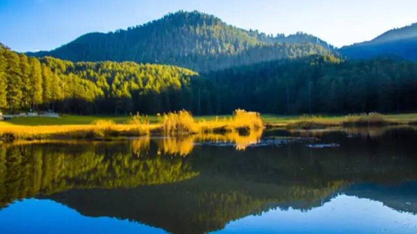  <strong>ഖജ്ജിയാർ, ഹിമാചൽ പ്രദേശ് (Khajjiar, Himachal Pradesh):</strong> ഇന്ത്യയിലെ സ്വിറ്റസർലണ്ട് എന്നാണ് ഹിമാചൽ പ്രദേശിലെ ഖജ്ജിയാർ അറിയപ്പെടുന്നത്. മഞ്ഞു മൂടിയ പർവതങ്ങൾ ഈ വേനൽച്ചൂടിൽ നിന്നകന്ന് നിങ്ങളുടെ മനസിനും ശരീരത്തിനും ഒരുപോലെ കുളിർമ നൽകും. സാഹസികത ഇഷ്ടപ്പെടുന്ന സഞ്ചാരികളെ കാത്ത് പാരാഗ്ലൈഡിംഗ്, സോർബിംഗ്, ട്രെക്കിംഗ് തുടങ്ങിയ വിനോദങ്ങളെല്ലാം ഖജ്ജിയാറിലുണ്ട്. സുവർണ്ണ ദേവി ക്ഷേത്രം, ഖജ്ജി നാഗ് ക്ഷേത്രം, ടിബറ്റൻ കരകൗശല വസ്തുക്കൾ ഉള്ള സ്ഥലം തുടങ്ങിയവയാണ് ഇവിടുത്തെ മറ്റ് പ്രധാന കേന്ദ്രങ്ങൾ. (Image Credits: Shutterstock)