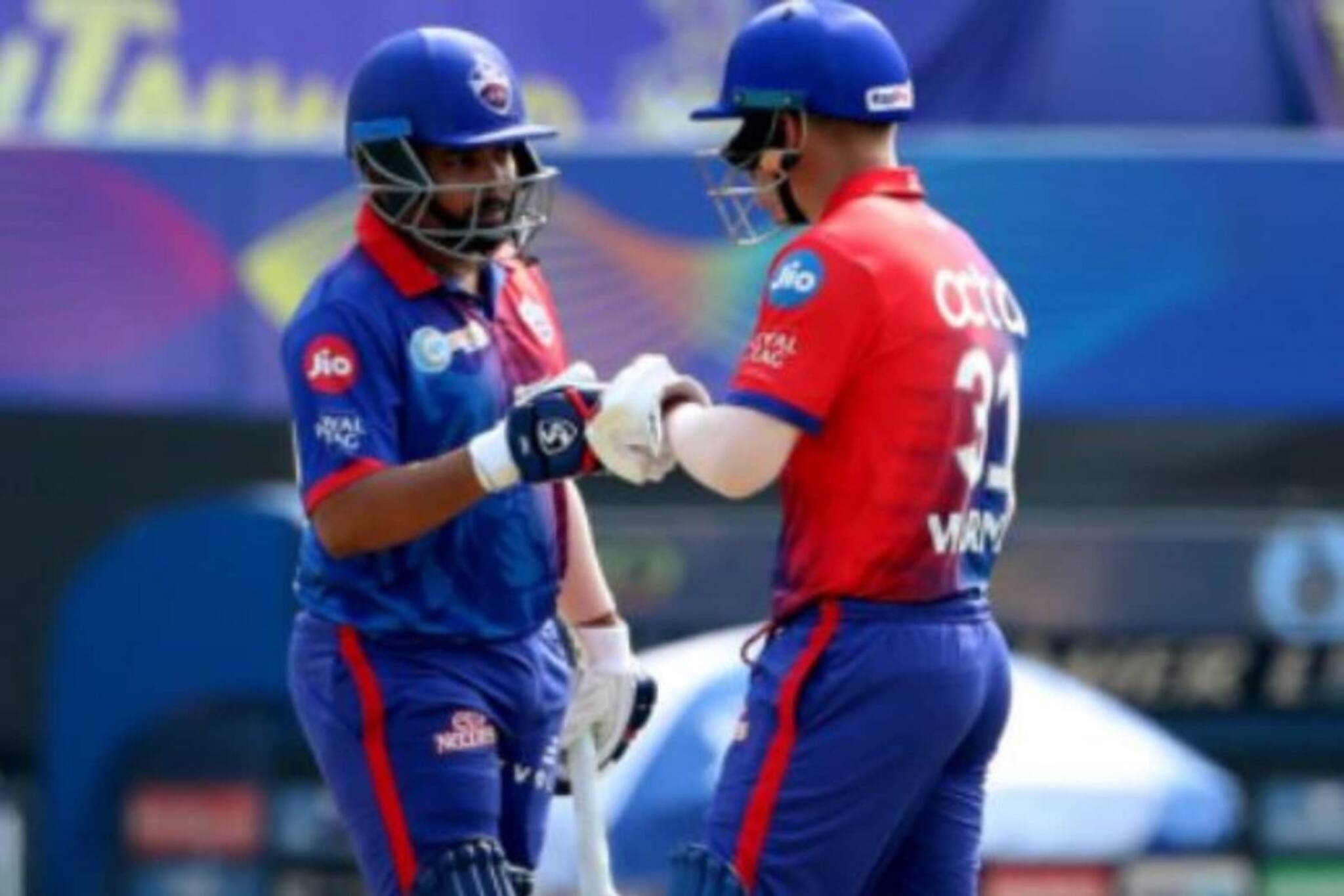 വാർണറും പൃഥ്വി ഷായും തിളങ്ങി; ഡൽഹിക്കെതിരെ കൊൽക്കത്തയ്ക്ക് 216 റൺസ് വിജയലക്ഷ്യം