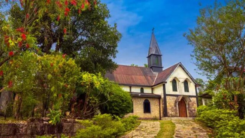  <strong>മൗലിനോങ്, മേഘാലയ (Mawlynnong, Meghalaya):</strong> 'ഏഷ്യയിലെ ഏറ്റവും വൃത്തിയുള്ള ഗ്രാമം' എന്ന് അന്താരാഷ്ട്ര സംഘടനകൾ വിശേഷിപ്പിച്ച മൗലിനോങ് അധികം ആരാലും അറിയപ്പെടാതെ കിടക്കുന്ന ഒരു മനോഹര ​ഗ്രാമമാണ്. ചുരുക്കം സഞ്ചാരികൾ മാത്രമാണ് ഇവിടേക്ക് എത്താറുള്ളത്. നന്നായി സൂക്ഷിച്ചിരിക്കുന്ന റോഡുകൾ, മിനുക്കിയ തെരുവുകൾ, വൃത്തിയുള്ള വീടുകൾ, അവയുടെ മുന്നിലെ ഭംഗിയുള്ള മുറ്റങ്ങൾ, കല്ലുകൾ പാകിയ നടപ്പാതകൾ എന്നിവയെല്ലാം സഞ്ചാരികളെ ആകർഷിക്കും. ജൈവമാലിന്യങ്ങളും അജൈവ മാലിന്യങ്ങളും സംസ്കരിക്കാൻ ക്രമീകരിച്ചിട്ടുള്ള കുഴികളും നന്നായി പരിപാലിക്കപ്പെടുന്ന പൊതുസ്ഥലങ്ങളും കോസ്മോപൊളിറ്റൻ നഗരങ്ങളെപ്പോലും നാണം കെടുത്തും. വർഷം മുഴുവൻ കൂൾ ആയൊരു കാലാവസ്ഥയാണ് മൗലിനോങ്ങിൽ. മാർച്ച് മുതൽ ജൂൺ വരെയാണ് ഇവിടുത്തെ വേനൽക്കാലം. എന്നാൽ കാലാവസ്ഥ ഏതായാലും ഒരുപാട് ചൂടോ ഒരുപാട് തണുപ്പോ ഇവിടെ അനുഭവപ്പെടില്ല. 15 മുതൽ 24 ഡിഗ്രി സെൽഷ്യസ് വരെ ആയിരിക്കും സാധാരണ ഇവിടുത്തെ താപനില. (Image Credits: Shutterstock)