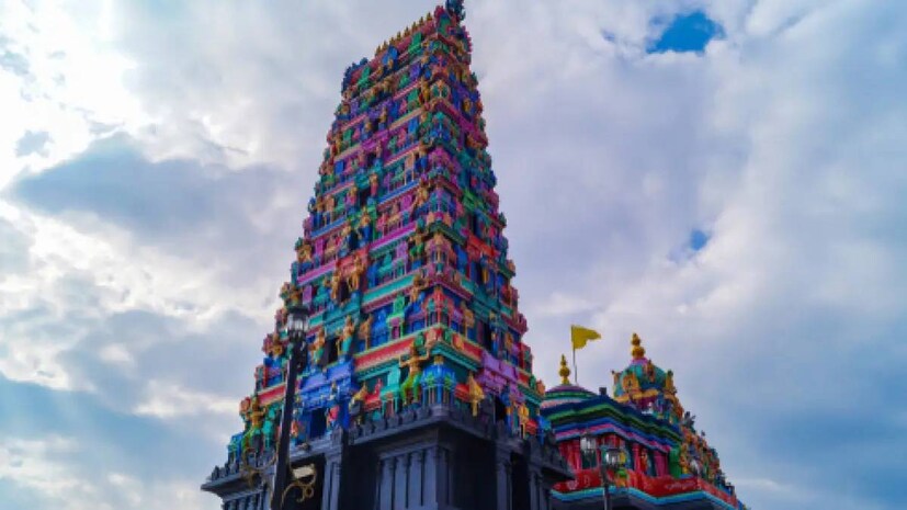  <strong>നാംചി, സിക്കിം (Namchi, Sikkim): </strong>സിക്കിമീസ് ഭാഷയിൽ 'നാം' എന്നാൽ 'ആകാശം' എന്നാണ് അർത്ഥം. 'ചി' എന്നാൽ 'ഉയരം' എന്നും. പേര് അന്വർഥമാക്കും വിധം സമുദ്രനിരപ്പിൽ നിന്ന് 1,675 മീറ്റർ ഉയരത്തിലാണ് നാംചി സ്ഥിതി ചെയ്യുന്നത്. ഖാങ്‌ചെൻഡ്‌സോംഗ പ്രദേശങ്ങളുടെയും രംഗിത് താഴ്‌വരയും ഭം​ഗി ഉയരെ നിന്നും സഞ്ചാരികൾക്ക് ആസ്വദിക്കാം. സിക്കിമിലെ ഏറ്റവും ഭം​ഗിയുള്ള ​ഗ്രാമങ്ങളിൽ ഒന്നു കൂടിയാണ് നാംചി. ഹൈക്കിങ്ങ്, പക്ഷി നിരീക്ഷണം, തീർഥാടനം തുടങ്ങിയവക്കെല്ലാം പ്രശസ്തമാണ് ഇവിടം. നാംചിയിലെ സംദ്രപ്സെ കുന്നിലാണ് ഗുരു പത്മസംഭവയുടെ ഏറ്റവും വലിയ പ്രതിമ സ്ഥിതി ചെയ്യുന്നത്. ആഗ്രഹ പൂർത്തീകരണത്തിനുള്ള മല (wish-fulfilment hill) എന്നാണ് ഈ സ്ഥലം അറിയപ്പെടുന്നത്. (Image Credits: Shutterstock)