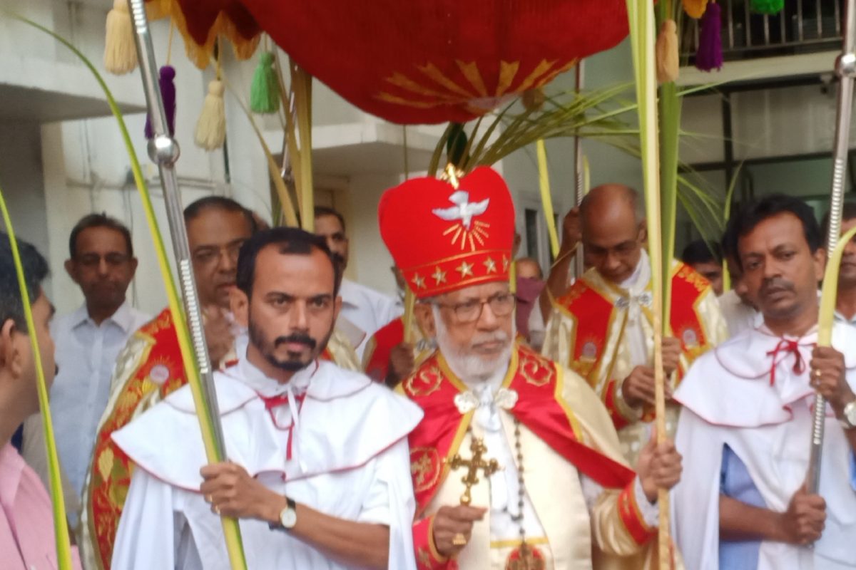 പൊലീസ് കാവലിൽ ഓശാന ഞായറിൽ കർദിനാൾ ഏകീകൃത കുർബാന അർപ്പിച്ചു; ആർച്ച് ബിഷപ്പ് വിട്ടുനിന്നു