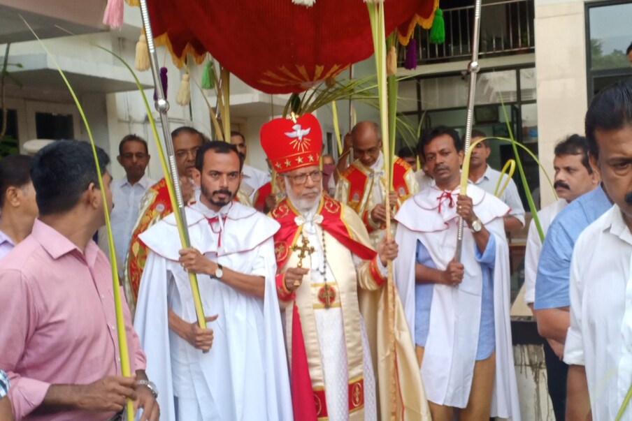  കൊച്ചി: പ്രതിഷേധങ്ങൾ തുടരുന്നതിനിടെ കർദിനാൾ ജോർജ് ആലഞ്ചേരി സഭ ആസ്ഥാന ദേവാലയത്തിൽ ഓശാന ഞായറിൽ (Palm Sunday)  എകീകൃത കുർബാനയർപ്പിച്ചു.  തുടരുന്ന പ്രതിഷേധം കണക്കിലെടുത്ത് എറണാകുളം  സെൻ മേരീസ് ബസിലിക്കയിൽ കനത്ത സുരക്ഷയിലായിരുന്നു പ്രാർഥനകൾ. പൊലീസ് സുരക്ഷയിൽ പള്ളിയിലെത്തിയ  കർദിനാൾ ജോർജ് ആലഞ്ചേരി  സെൻ മേരീസ് ബസിലിക്കയിൽ ഏകീകൃത  കുർബാന അർപ്പിച്ചു. എന്നാൽ   ആർച്ച് ബിഷപ്പ് ആന്റണി  കരിയിൽ ചടങ്ങിൽ നിന്ന് വിട്ടുനിന്നു.
