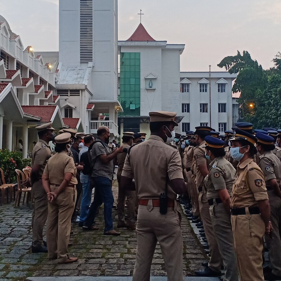  ഈ വരുന്ന ക്രിസ്തുമസ് ദിവസം മുതൽ മുതൽ ഏകീകൃത കുർബാന അർപ്പണം നടപ്പാക്കാം എന്നായിരുന്നു കരിയിൽ പുറത്തിറക്കിയ സർക്കുലറിൽ പറഞ്ഞിരുന്നത്. വൈദികരും ഇത് അനുകൂലിച്ചിരുന്നു . എന്നാൽ ഈ സർക്കുലർ അസാധുവാക്കി ആണ് സിനഡ് തീരുമാനം പ്രഖ്യാപിച്ചത്. ഇതിലുള്ള പ്രതിഷേധം കൊണ്ട് തന്നെയാണ് ആൻറണി കരിയിൽ കർദിനാളിന് ഒപ്പമുള്ള കുർബാനയിൽ നിന്ന് വിട്ടു നിന്നത് എന്നാണ് സൂചന.