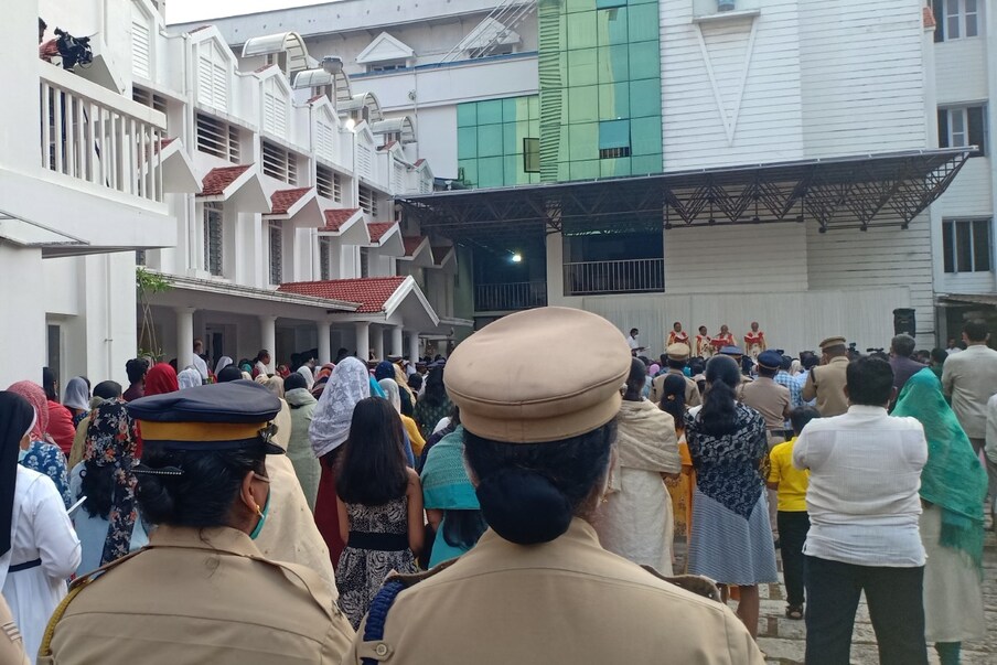  പ്രതിഷേധങ്ങളൊന്നും കുർബാനയ്ക്കിടെ ഉണ്ടായില്ല. എന്നാൽ എറണാകുളം- അങ്കമാലി അതിരൂപതയിലെ മറ്റു പള്ളികളിൽ  കുർബാന ഏകീകരണം  പൂർണമായും നടപ്പാക്കാൻ സാധിച്ചിട്ടില്ല. ഇന്ന് പള്ളികളിൽ വായിക്കേണ്ട സർക്കുലറും വിമത വിഭാഗം  ബഹിഷ്കരിച്ചു.  ആർച്ച് ബിഷപ്പ് ആന്റണി  കരിയിലും ചടങ്ങിൽ നിന്ന് വിട്ടുനിന്നു.