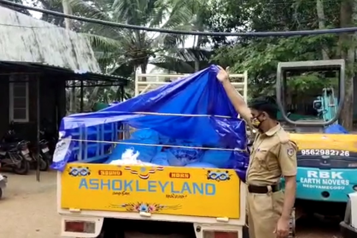  തമിഴ്നാട് റേഷൻ കടയിൽ നിന്ന് സംഭരിക്കുന്ന റേഷൻ അരി കളിയിക്കവിള അതിർത്തിയിലെ സ്വകാര്യ ഗോഡൗണുകളിൽ എത്തിച്ച് കേരള വിപണികളിൽ എത്തിക്കുകയാണ് ഇവരുടെ രീതി.