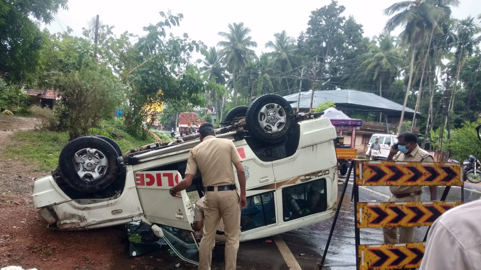  സ്ഥിരമായി അപകടമുണ്ടാവുന്ന മേഖലയാണിത്. ഇന്നുച്ചയ്ക്ക് ശേഷം ശക്തമായ മഴ പെയ്തിരുന്നു.
