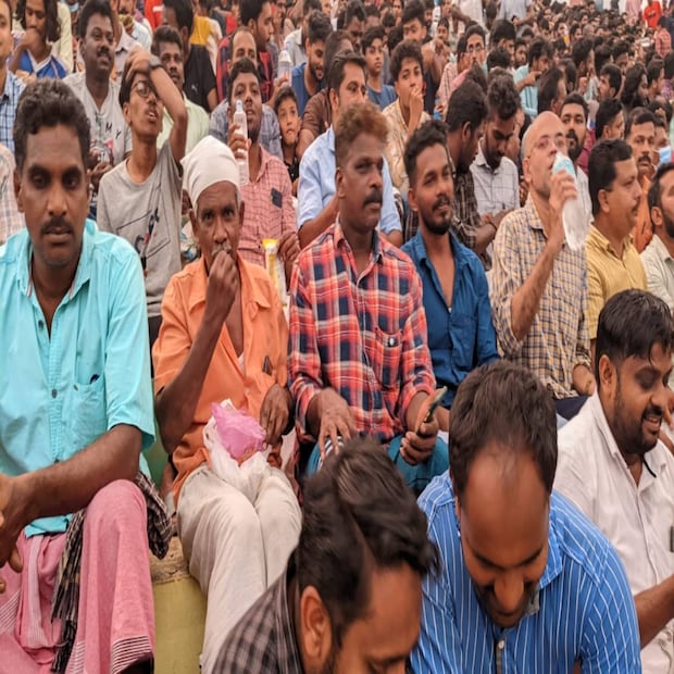 "ബടെ ഞമ്മടെ നാട്ടിൽ ഞമ്മടെ കുട്ട്യോള് കളിച്ച് മ്പോ ഓല്ക്ക് ഒപ്പം ഞമ്മളും ഉണ്ട്. ദാ ആ ഉരുള്ണ പന്ത് ഞമ്മടെ ഖൽബാണ്... അത് നിറച്ച്ക്ക്ണത് ഞമ്മടെ ശാസം കൊണ്ടാണ് " 80 പിന്നിട്ട മലപ്പുറം സ്വദേശി മുഹമ്മദിക്ക ചിരിച്ചു കൊണ്ട് പറഞ്ഞു. പയ്യനാട് സ്റ്റേഡിയം ഇപ്പൊൾ മലപ്പുറത്തുകാരുടെ മാറാക്കാനയും വെബ്ലിയും ഒക്കെ ആണ്. സന്തോഷ് ട്രോഫി (Santosh Trophy) ഇത്രയുമേറെ മറ്റൊരു നാട്ടിലും സ്വീകരിക്കപ്പെട്ടിട്ടുണ്ടായിരിക്കില്ല, ആഘോഷിക്കപ്പെടുന്നുണ്ടായിരിക്കില്ല. പുണ്യ റമദാനിലെ പരിശുദ്ധ കർമങ്ങളിൽ ഒന്നായിട്ടാണ് ഫുട്ബാൾ പ്രേമികൾ സന്തോഷ് ട്രോഫി കാണുന്നത് എന്ന് വരെ തോന്നിപ്പോകും. ഇത്രമാത്രം ആവേശം മറ്റെങ്ങും കാണാനാകില്ല എന്ന് തീർത്തും തീർത്തും പറയാം. "ബടെ ഞമ്മടെ നാട്ടിൽ ഞമ്മടെ കുട്ട്യോള് കളിച്ച് മ്പോ ഓല്ക്ക് ഒപ്പം ഞമ്മളും ഉണ്ട്. ദാ ആ ഉരുള്ണ പന്ത് ഞമ്മടെ ഖൽബാണ്... അത് നിറച്ച്ക്ക്ണത് ഞമ്മടെ ശാസം കൊണ്ടാണ് " 80 പിന്നിട്ട മലപ്പുറം സ്വദേശി മുഹമ്മദിക്ക ചിരിച്ചു കൊണ്ട് പറഞ്ഞു. പയ്യനാട് സ്റ്റേഡിയം ഇപ്പൊൾ മലപ്പുറത്തുകാരുടെ മാറാക്കാനയും വെബ്ലിയും ഒക്കെ ആണ്. സന്തോഷ് ട്രോഫി (Santosh Trophy) ഇത്രയുമേറെ മറ്റൊരു നാട്ടിലും സ്വീകരിക്കപ്പെട്ടിട്ടുണ്ടായിരിക്കില്ല, ആഘോഷിക്കപ്പെടുന്നുണ്ടായിരിക്കില്ല. പുണ്യ റമദാനിലെ പരിശുദ്ധ കർമങ്ങളിൽ ഒന്നായിട്ടാണ് ഫുട്ബാൾ പ്രേമികൾ സന്തോഷ് ട്രോഫി കാണുന്നത് എന്ന് വരെ തോന്നിപ്പോകും. ഇത്രമാത്രം ആവേശം മറ്റെങ്ങും കാണാനാകില്ല എന്ന് തീർത്തും തീർത്തും പറയാം.