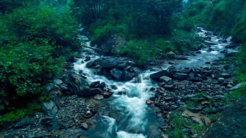  <strong>ഷോജ, ഹിമാചൽ പ്രദേശ് (Shoja, Himachal Pradesh): </strong>പച്ചപ്പുല്ലുകളാൽ സമൃദ്ധമായ ചെരിഞ്ഞ കുന്നിൻപ്രദേശങ്ങൾ നിറഞ്ഞ ഷോജയും ഈ വേനലിൽ സഞ്ചാരികളെ മാടിവിളിക്കുകയാണ്. മഞ്ഞുമലകളുടെ അതിമനോഹരമായ കാഴ്ചയും ഷോജയിലെത്തിയാൽ ആസ്വ​ദിക്കാം. ഹിമാചലിലെ പോപ്പുലർ സ്ഥലങ്ങൾക്കപ്പുറം, അധികമാരും കടന്നു ചെന്നിട്ടില്ലാത്ത പ്രദേശങ്ങൾ സന്ദർശിക്കണം എന്നാ​ഗ്രഹിക്കുന്നവർക്ക് മികച്ചൊരു ഓപ്ഷൻ ആയിരിക്കും ഷോജ. മെയ്, ജൂൺ മാസങ്ങളാണ് ഷോജ സന്ദർശിക്കാൻ ഏറ്റവും അനുയോജ്യമായ സമയം. ശാന്തതയും സമാധാനവും നിറഞ്ഞ അന്തരീക്ഷം നിങ്ങളെ ആകർഷിക്കുമെന്നുറപ്പ്. താമസ സൗകര്യങ്ങൾ പരിമിതമാണെങ്കിലും ഈ പ്രദേശത്തിന്റെ ഭം​ഗി ആസ്വദിക്കാൻ ആ​ഗ്രഹിക്കുന്നവർക്ക് അതൊരു പ്രശ്നമേ അല്ല. (Image Credits: Shutterstock)