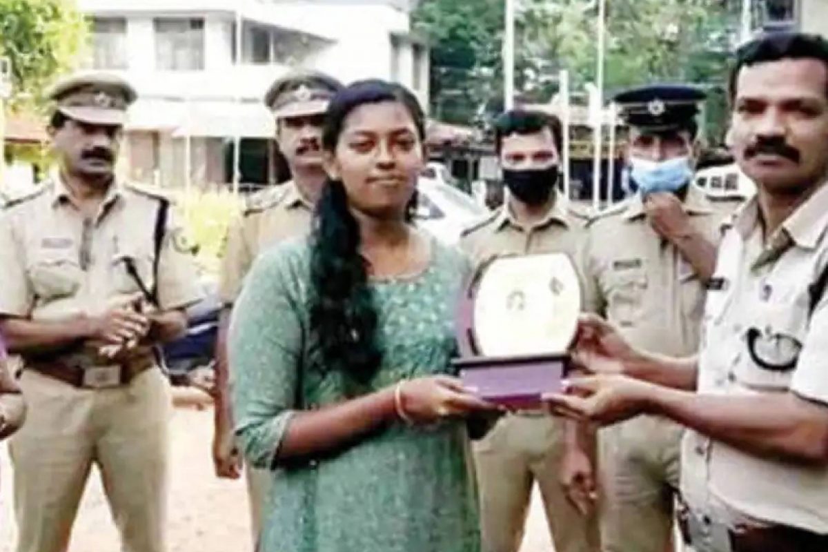 ബാഗ് തട്ടിപ്പറിച്ചോടിയ നാടോടി സ്ത്രീയെ പിന്തുടർന്ന് പിടികൂടി; യുവതിക്ക് പോലീസിന്റെ ആദരം