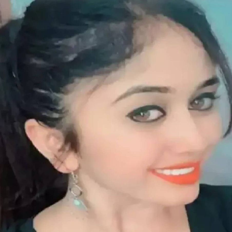  കന്നഡ സീരിയൽ നടി ചേതന രാജ് (Chethana Raj) അന്തരിച്ചു. 21 വയസ്സായിരുന്നു. ബെംഗളൂരുവിലെ സ്വകാര്യ ആശുപത്രിയിൽ പ്ലാസ്റ്റിക് സർജറിക്ക് വിധേയയായതിനെ തുടർന്നാണ് മരണം എന്ന് റിപ്പോർട്ട്. വൃത്തങ്ങൾ പറയുന്നതനുസരിച്ച്, ശസ്ത്രക്രിയയെക്കുറിച്ച് നടി മാതാപിതാക്കളെ അറിയിച്ചിരുന്നില്ല. സുഹൃത്തുക്കളോടൊപ്പം ആശുപത്രിയിലേക്ക് പോയ നടിക്ക് ജീവൻ അപഹരിക്കുന്ന തരത്തിലെ സങ്കീർണതകൾ ഉണ്ടാവുകയായിരുന്നു