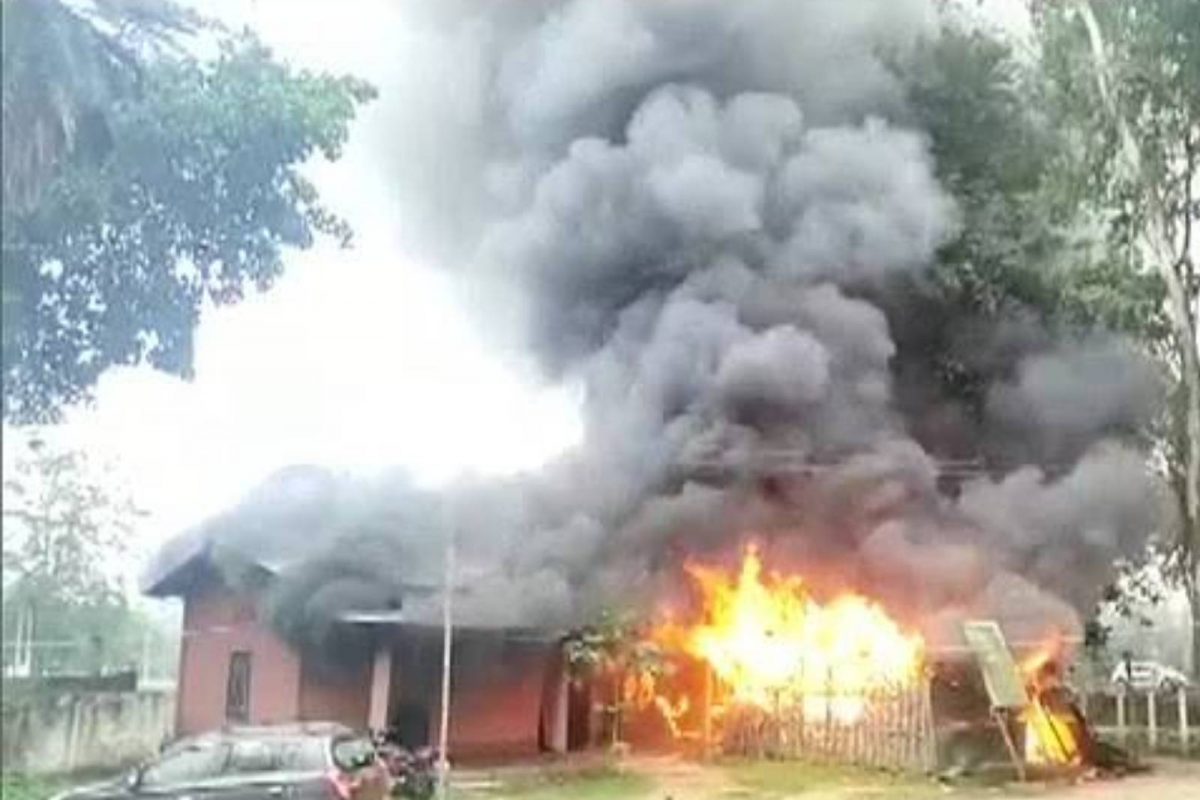 കസ്റ്റഡിയിലെടുത്തയാള്‍ മരിച്ചു; നാട്ടുകാര്‍ പോലീസ് സ്റ്റേഷന് തീയിട്ടു
