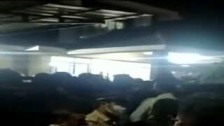 പോലീസ് സ്റ്റേഷൻ ഉപരോധിക്കുന്ന പ്രവർത്തകർ