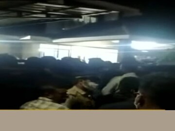 പോലീസ് സ്റ്റേഷൻ ഉപരോധിക്കുന്ന പ്രവർത്തകർ
