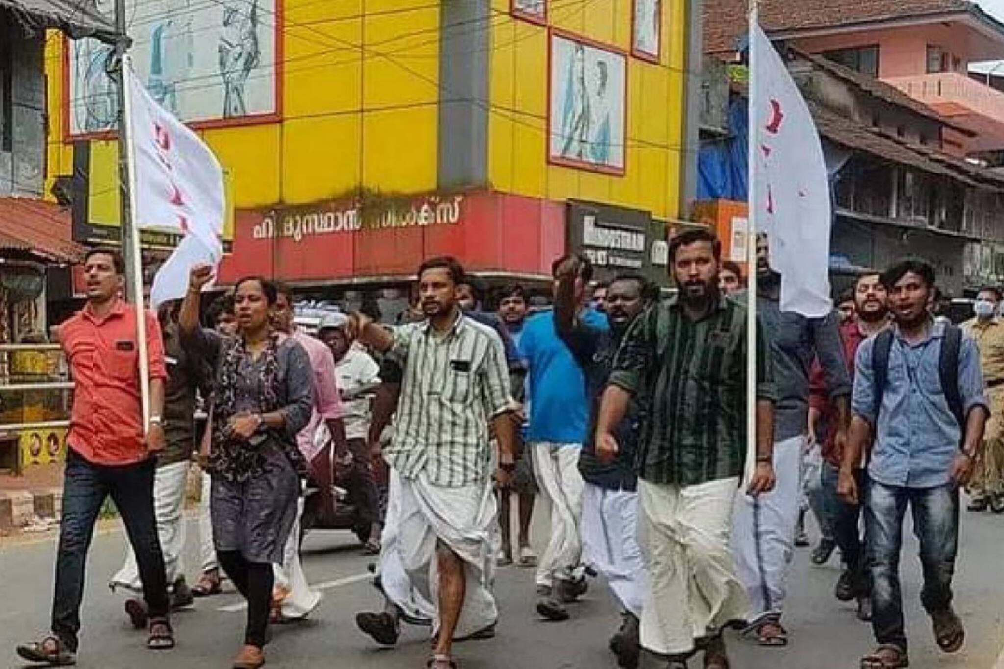 ഹലാല്‍ സ്റ്റിക്കറില്ലാത്ത ബീഫ് ആവശ്യപ്പെട്ട് സൂപ്പര്‍ മാര്‍ക്കറ്റില്‍ അക്രമം