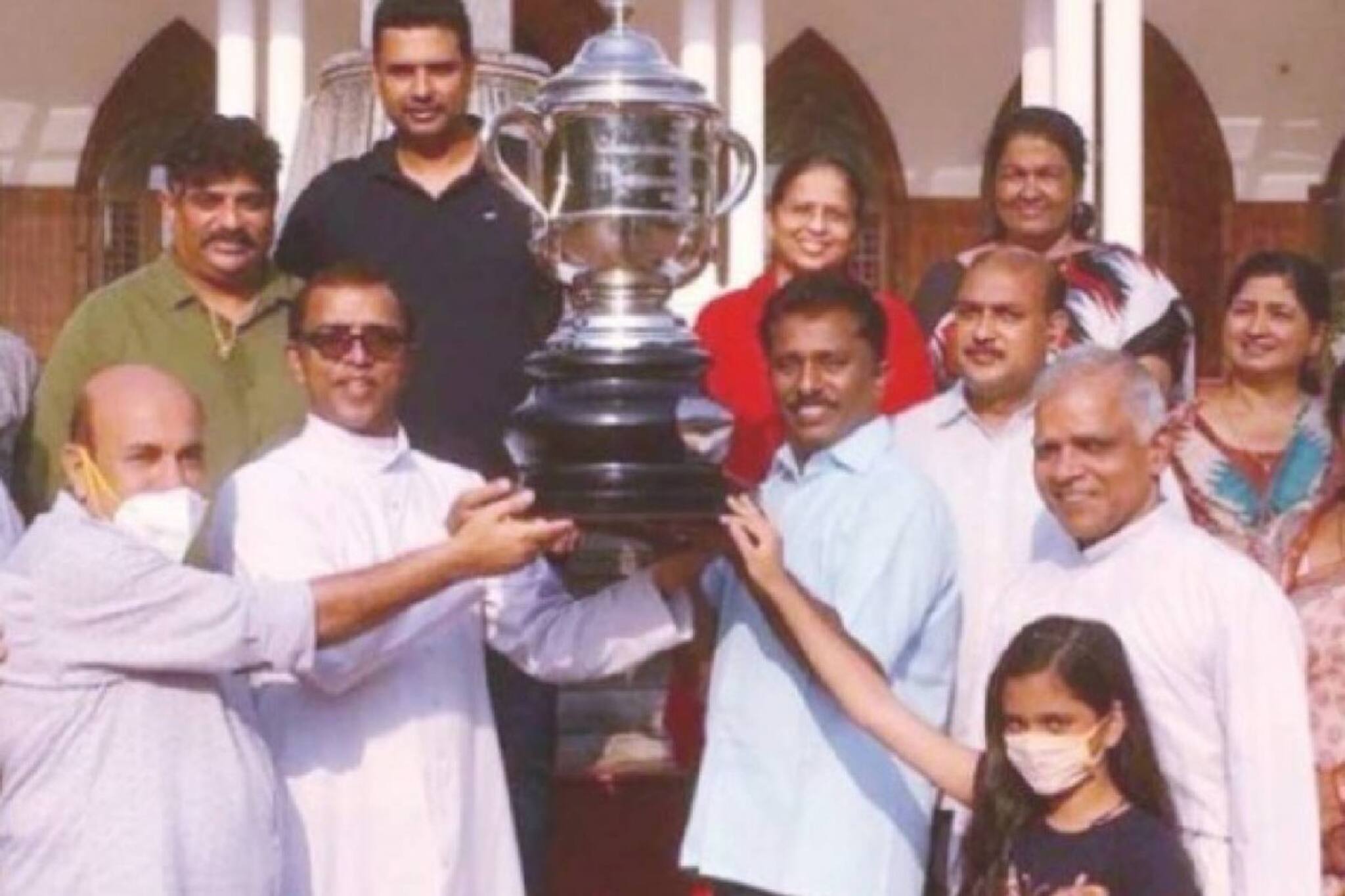 ദൈവാനുഗ്രഹത്തിന് നന്ദി പറഞ്ഞ് സന്തോഷ് ട്രോഫി കിരീടവുമായി ബിനോ ജോർജ് പള്ളിയിൽ