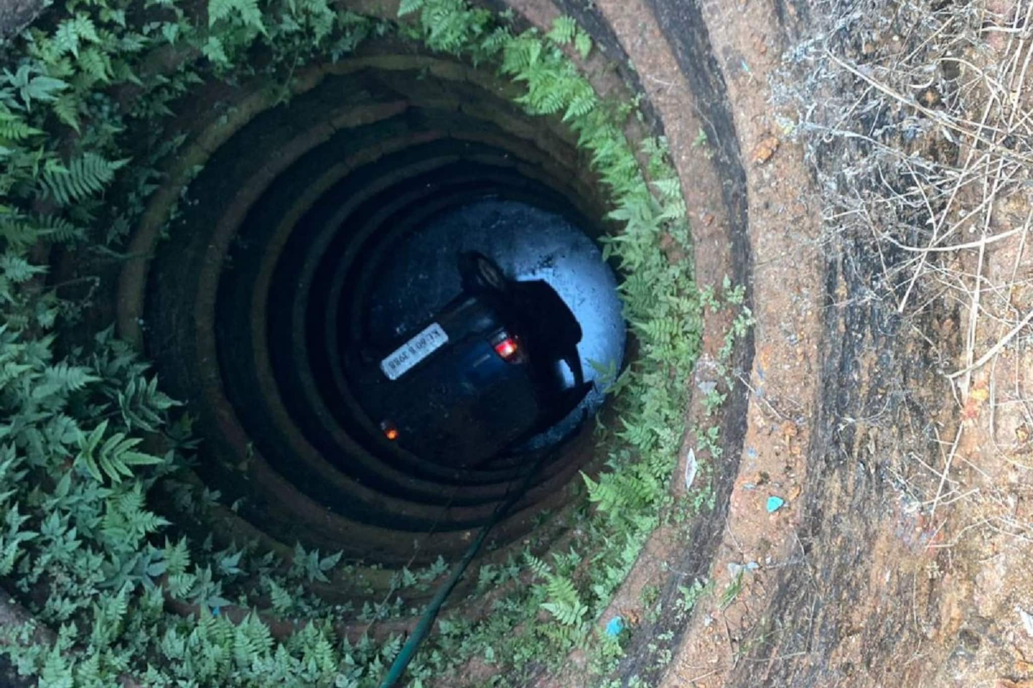 ബൈക്കിൽ ഇടിച്ച് കാർ കിണറ്റിൽ വീണു; ഞെട്ടിക്കുന്ന അപകടത്തിന്‍റെ CCTV ദൃശ്യം കാണാം