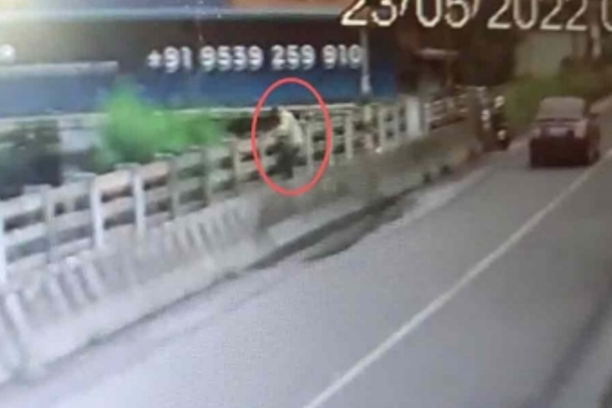 ബൈക്കിലെത്തിയ യുവാവ് പാലത്തിൽനിന്ന് പമ്പാനദിയിലേക്ക് ചാടി; തെരച്ചിൽ തുടരുന്നു